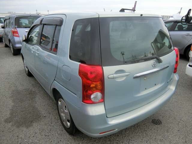 Toyota Raum 2003
