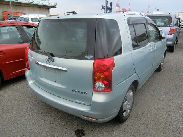 Toyota Raum 2003