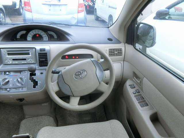 Toyota Raum 2003