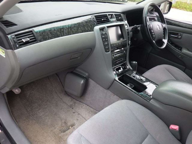 Toyota Crown 2005/9 Royal Saloon