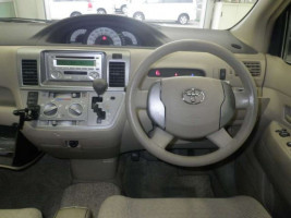  Toyota Raum 2003