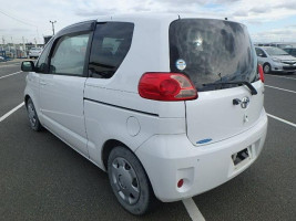  Toyota Porte 2004