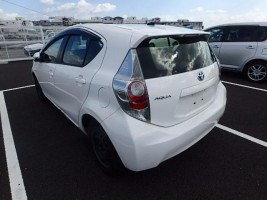  Toyota Aqua 2013